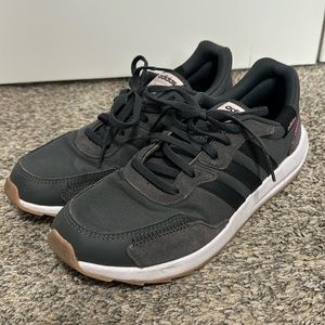 Womens Adidas Retrorun sneaker